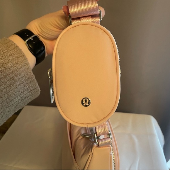 NWT Lululemon Crossbody Bag with Nano Pouch 2L Flush Light Pink Nylon Sold Out - Picture 4 of 16